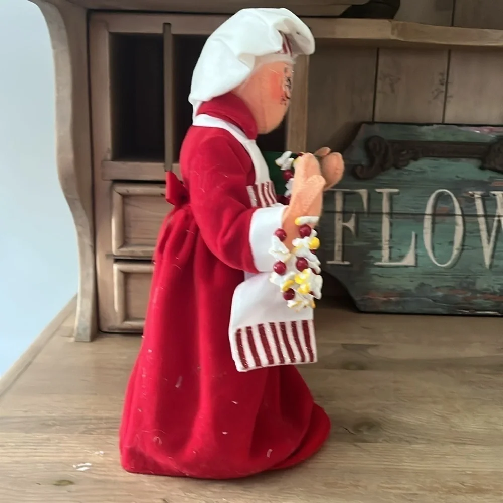 Annalee Mrs. Santa Chef Holding Popcorn Garland 12” From 2011 Cooking Kitchen